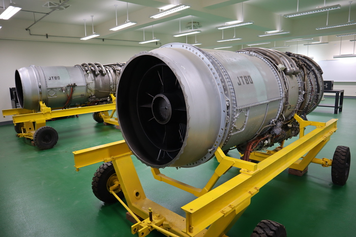 JT8D Turbine-bladed engineImage