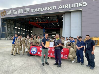 114.3.28-本系至華信航空機務部參訪圖片(另開新視窗)